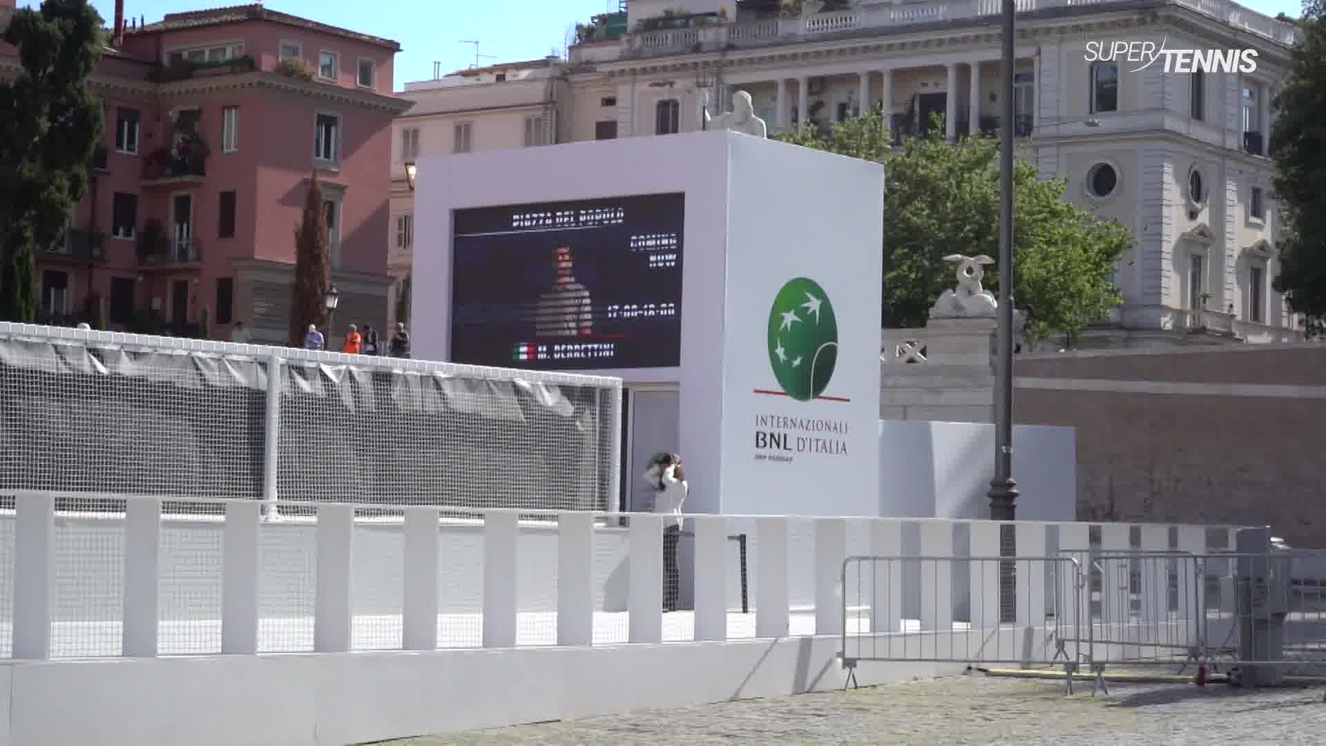 Roma abbraccia Berrettini: che festa a Piazza del Popolo