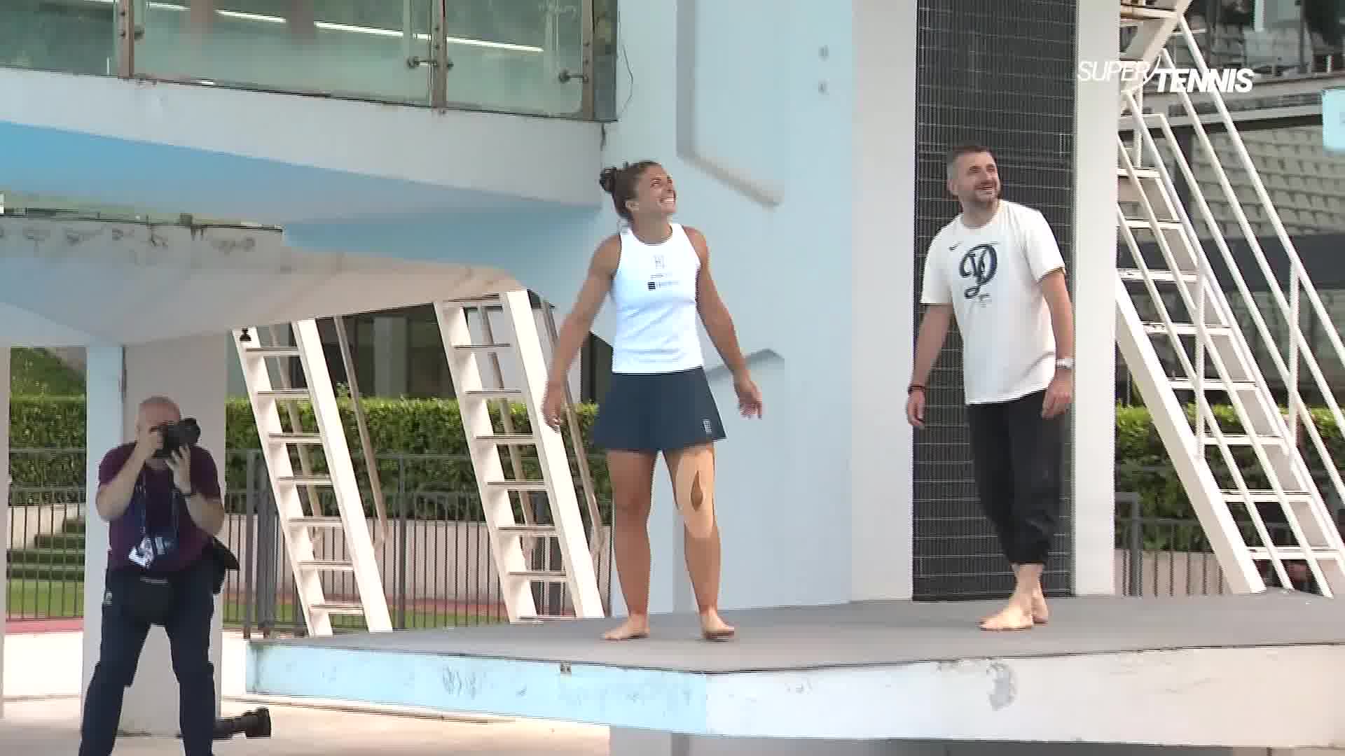 Errani e Paolini festeggiano in piscina il titolo a Roma: il video dei tuffi